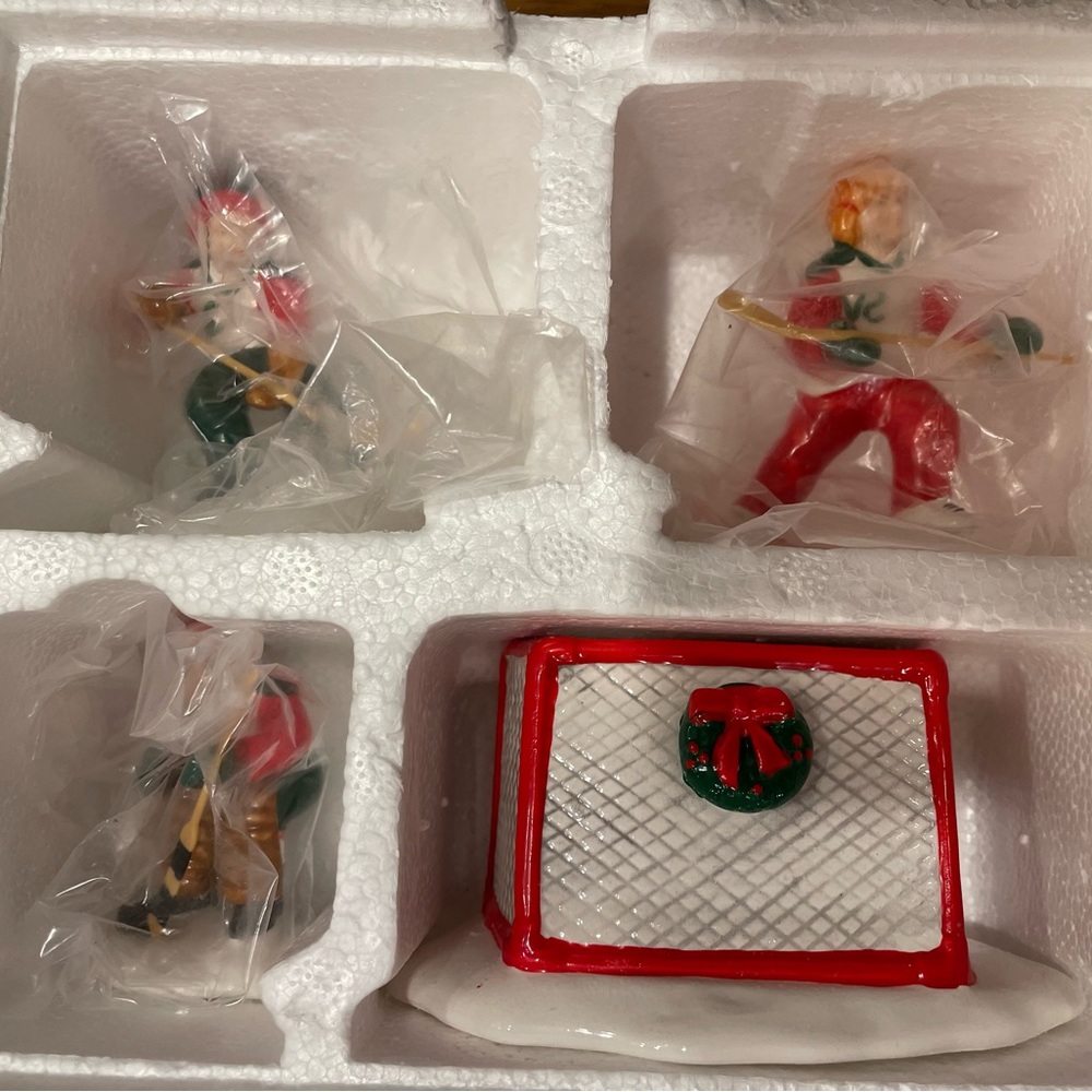 ❄️🏒Dept 56 ColdWeather Sports Hockey 🥅 scene in Snow Village in 📦 unused. - Picture 2 of 4